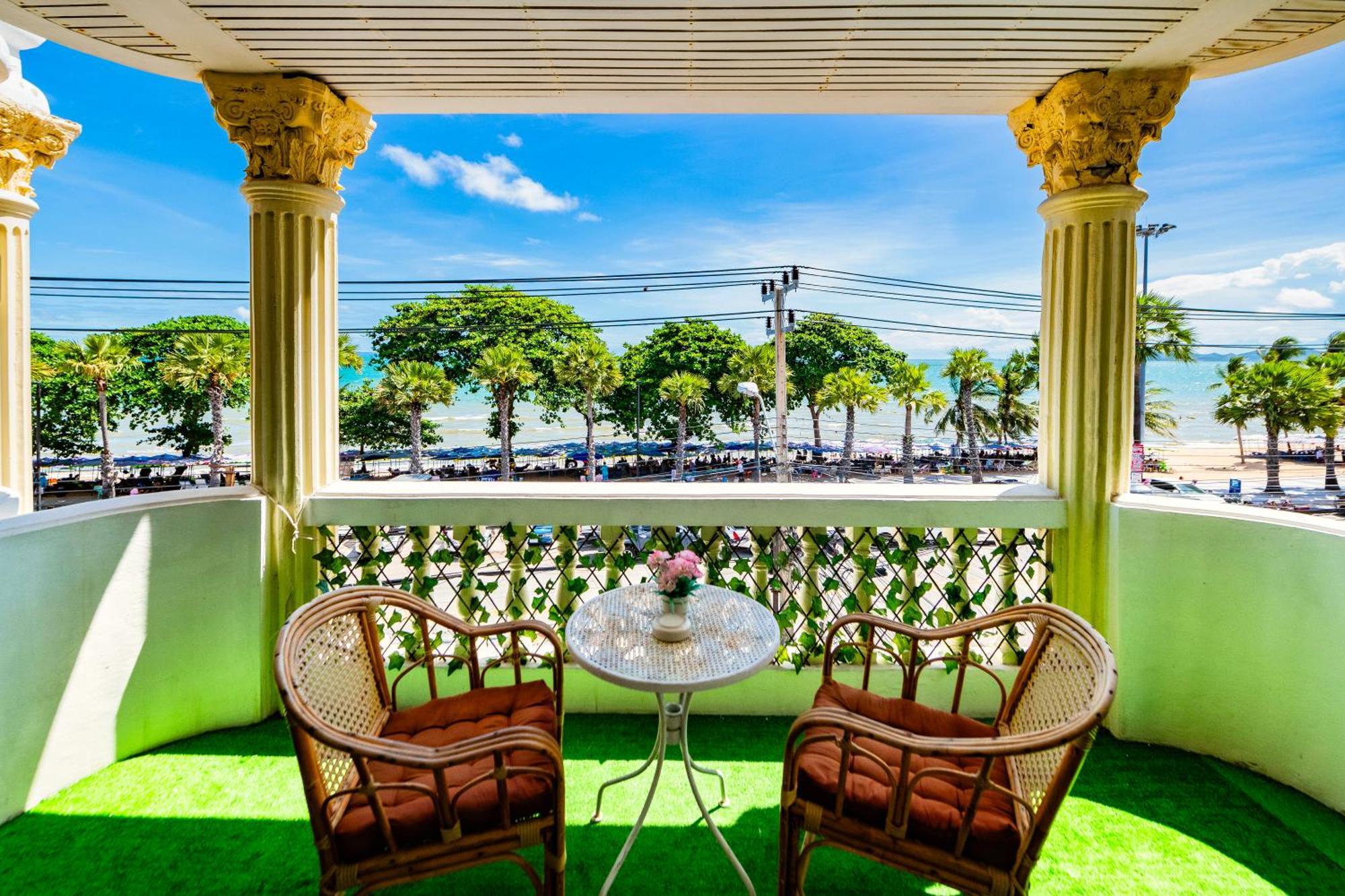 Happy Vikings - Beachfront Jomtien Beach Room photo