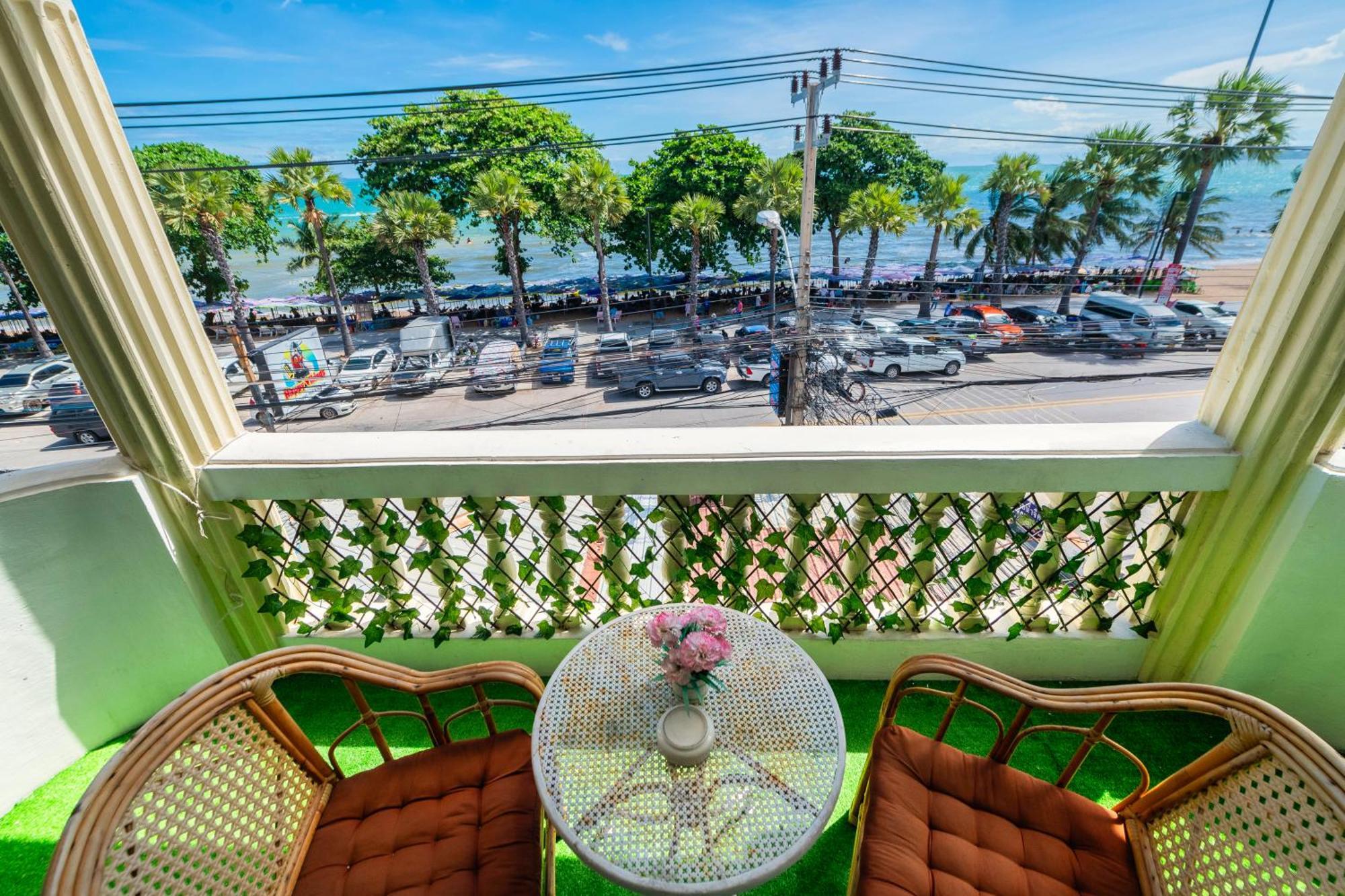 Happy Vikings - Beachfront Jomtien Beach Room photo